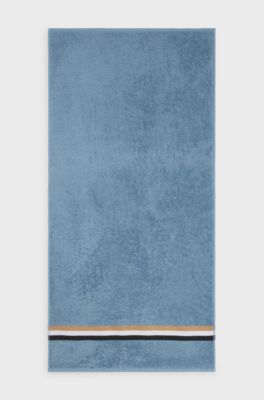 Handtuch aus Baumwolle mit Signature-Streifen am Rand, Hellblau