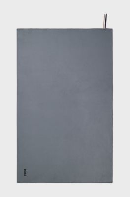 Serviette de voyage en microfibre avec sangle &agrave; rayures embl&eacute;matiques, Gris sombre