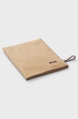 Serviette de voyage en microfibre avec sangle &agrave; rayures embl&eacute;matiques, Beige