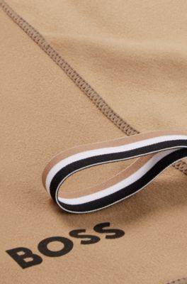 Serviette de voyage en microfibre avec sangle &agrave; rayures embl&eacute;matiques, Beige