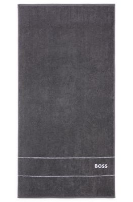 H&aring;ndkl&aelig;de i bomuld med broderet hvidt logo, M&oslash;rkegr&aring;