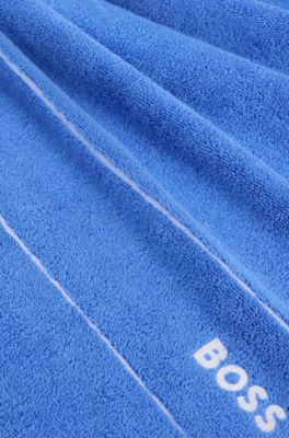 Handduk i bomull med broderad vit logga, Bl&aring;