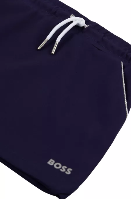 Kids-Rock mit kontrastfarbenen Paspeln und Logo