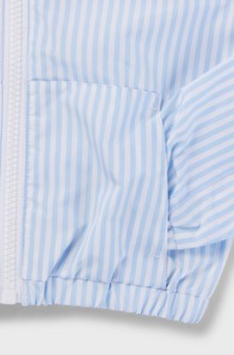 Imperm&eacute;able &agrave; capuche avec rayures et logo imprim&eacute; pour enfant, bleu clair