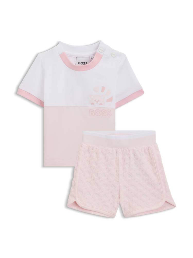 Artikel klicken und genauer betrachten! - BOSS Geschenk-Set für Babys, das aus T-Shirt und Shorts besteht. Das Duo aus einem Gewebe mit Baumwoll-Anteil ist mit einer Panda-Grafik und einem Branding versehen. | im Online Shop kaufen