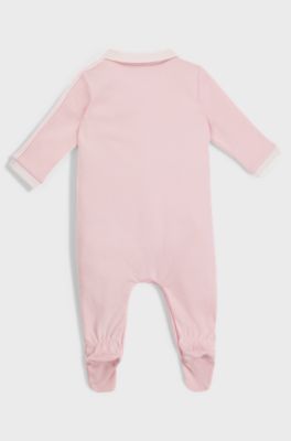 Gift-boxed sleepsuit and bib set for babies, light pink