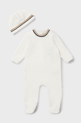 Gift-boxed sleepsuit and hat set for babies, White