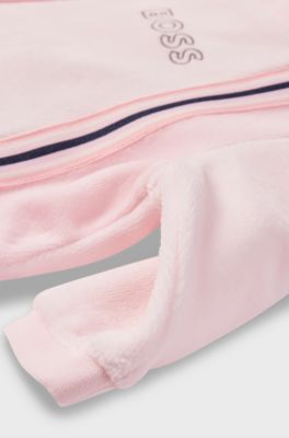 Baby sleepsuit in cotton-blend velvet with logo print, light pink