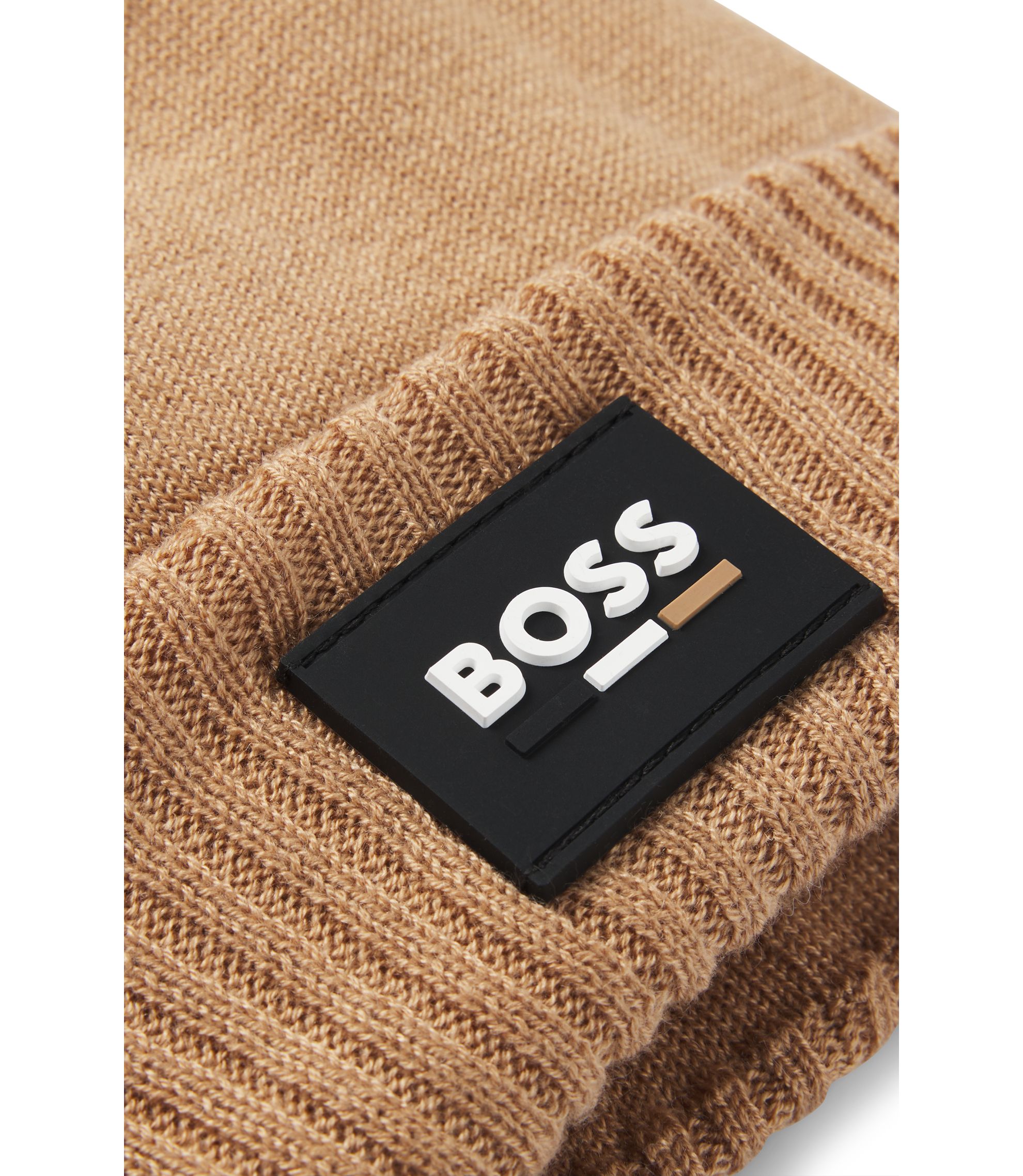 Bonnet En Coton Beige Uni Côtelé Avec étiquette De La Marque Sur L