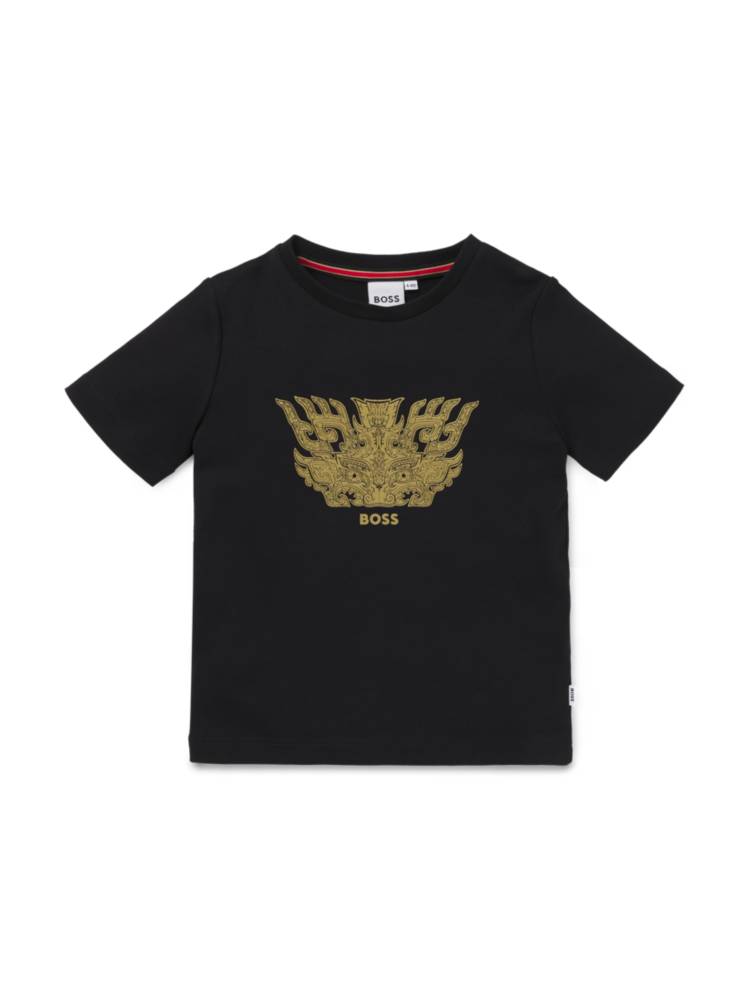Artikel klicken und genauer betrachten! - Das BOSS x Creation of the Gods T-Shirt für Kinder ist mit einem traditionellen Muster mit Spiralen, geschwungenen Linien und Schuppen versehen, das für Power steht. | im Online Shop kaufen