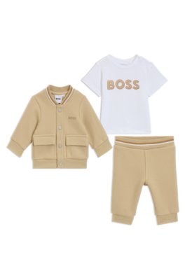 Boîte cadeau avec survêtement trois pièces pour bébé