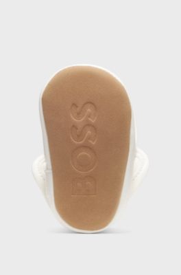 Baby slippers in soft leather with logo print, Natural