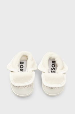 Baby slippers in soft leather with logo print, Natural