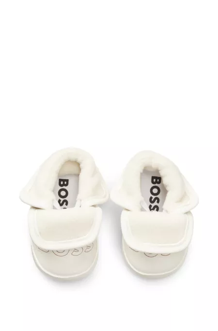 Chaussons en cuir souple avec logo imprimé pour bébé