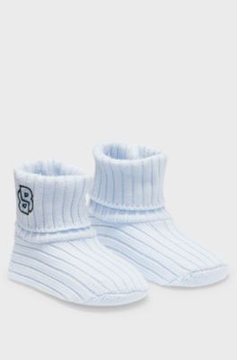 Babytofflor i stickad bomull med dubbla B-monogram, Ljusbl&aring;