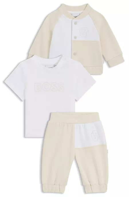 Ensemble de survêtement trois pièces pour bébé présenté dans une boîte cadeau
