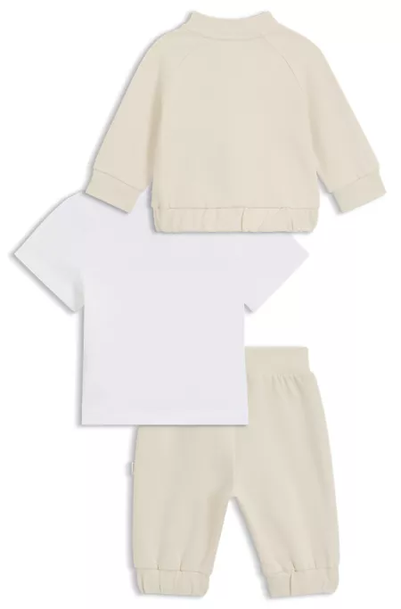 Ensemble de survêtement trois pièces pour bébé présenté dans une boîte cadeau
