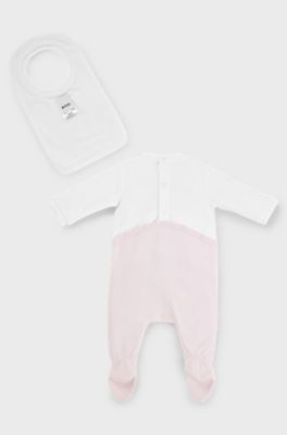 Gift-boxed set of baby sleepsuit and bib, light pink