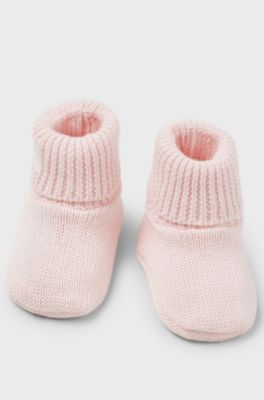 Gift-boxed set of baby beanie hat and booties, light pink