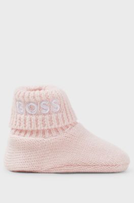 Gift-boxed set of baby beanie hat and booties, light pink