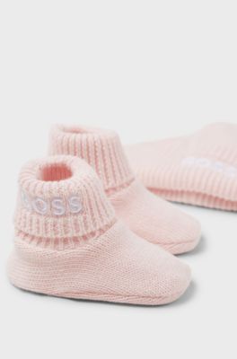 Gift-boxed set of baby beanie hat and booties, light pink
