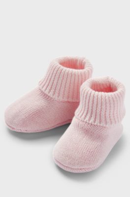 Gift-boxed set of baby beanie hat and booties, light pink