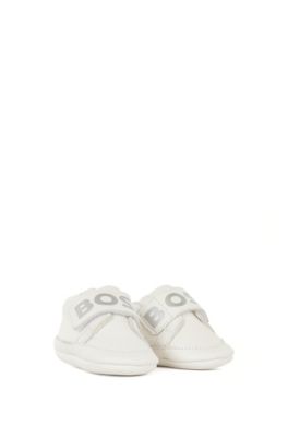 Gift-boxed leather baby slippers with branded touch closure, White