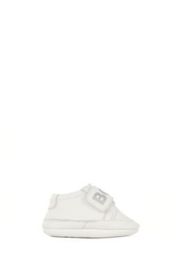 Gift-boxed leather baby slippers with branded touch closure, White