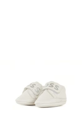 Gift-boxed leather baby slippers with branded touch closure, White