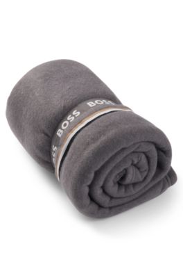 Couvre-lit en polaire avec appliqu&eacute; &agrave; rayures embl&eacute;matiques, Gris