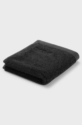 Serviette de toilette en coton noire avec logo brod&eacute;, Noir