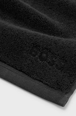 Serviette de toilette en coton noire avec logo brod&eacute;, Noir