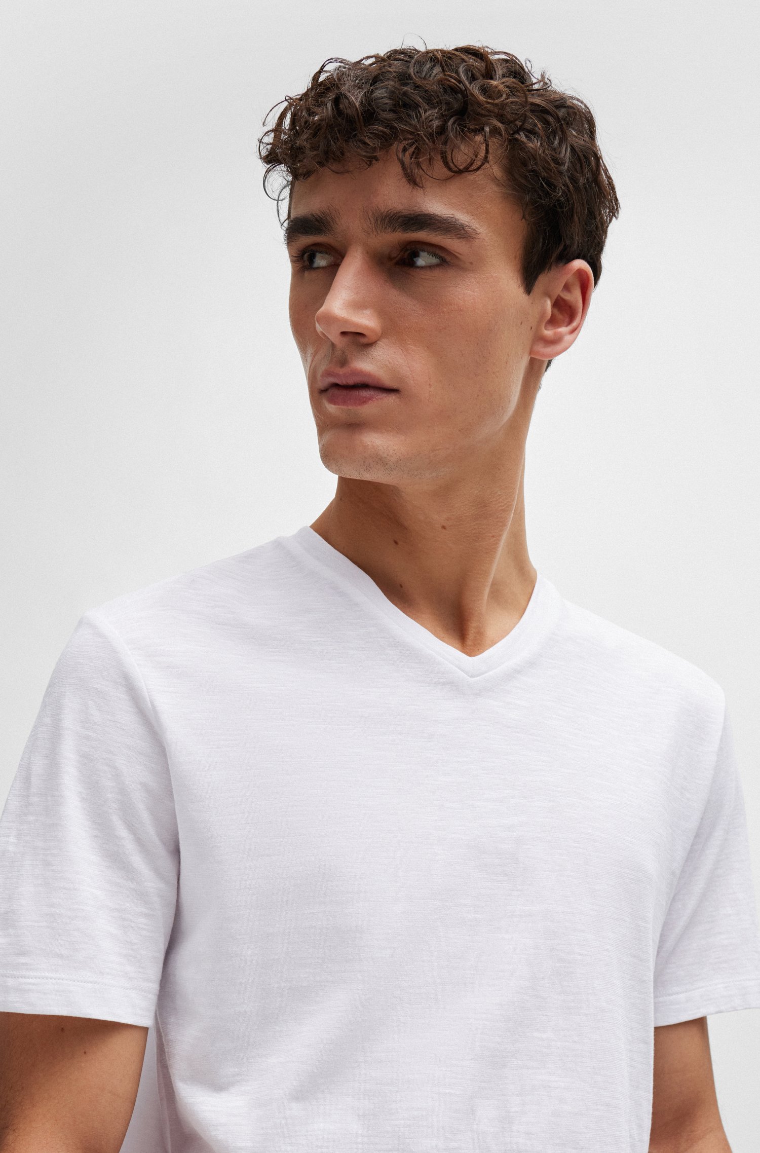 Camiseta slim fit de algodón mercerizado con cuello en pico