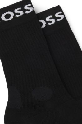Paquete de dos pares de calcetines de tejido el&aacute;stico de largo normal, Negro