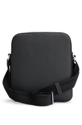 Bolso mensajero de piel granulada italiana con logo grabado, Negro