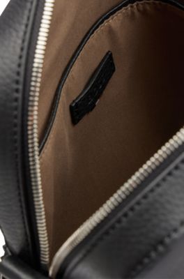 Bolso mensajero de piel granulada italiana con logo grabado, Negro