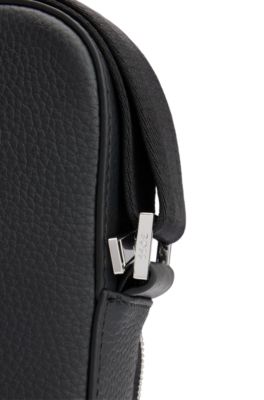 Bolso mensajero de piel granulada italiana con logo grabado, Negro