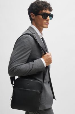 Bolso mensajero de piel granulada italiana con logo grabado, Negro