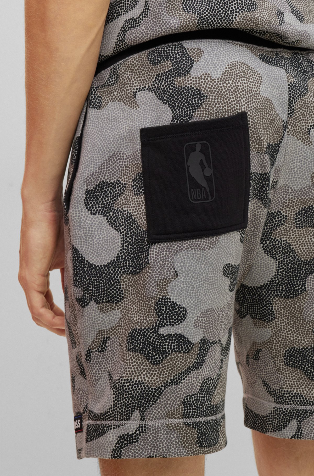 multifunctioneel Ik geloof Port BOSS - BOSS & NBA cotton-terry shorts with camouflage pattern