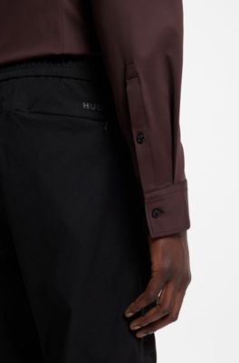 Camisa slim fit de punto el&aacute;stico t&eacute;cnico, Marr&oacute;n claro