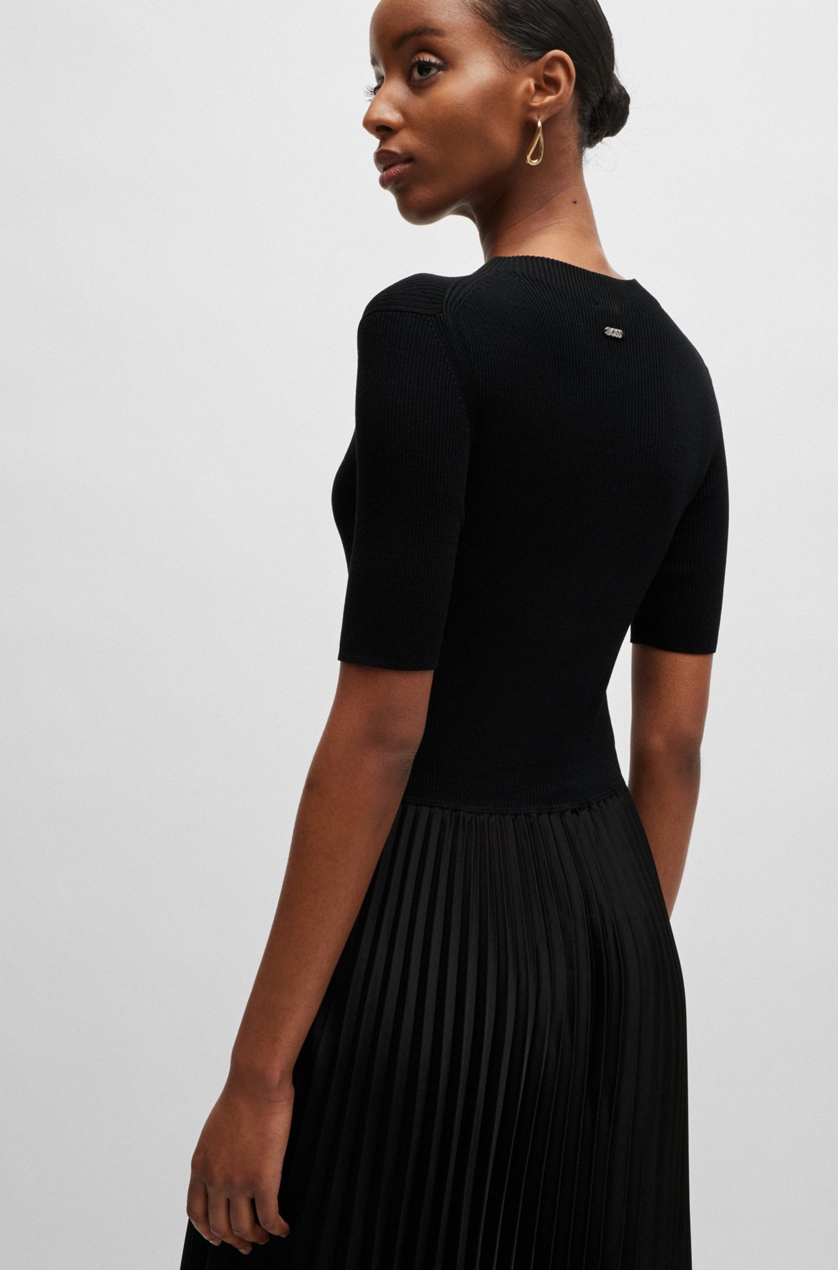 Short-sleeved dress with knitted top and plissé skirt, Black