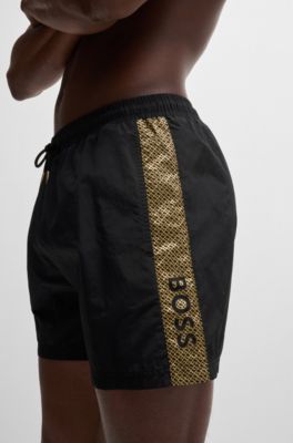 Ba&ntilde;ador con logo estampado metalizado y raya, Negro