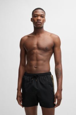 Ba&ntilde;ador con logo estampado metalizado y raya, Negro