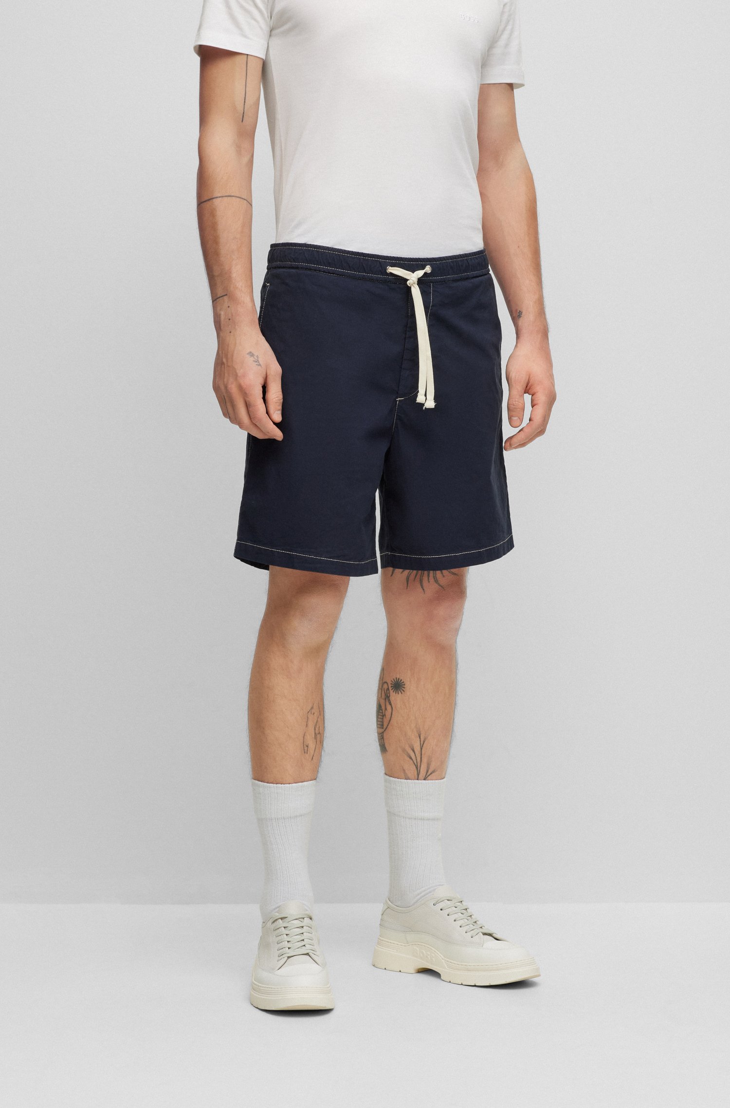 Shorts regular fit de algodón elástico con tacto papel