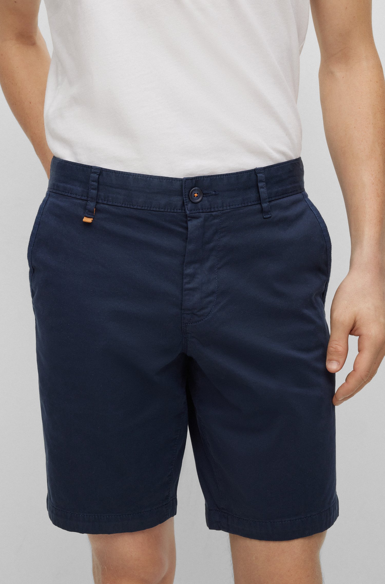Shorts slim fit en sarga de algodón elástico con estampado