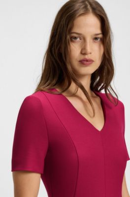 Robe habill&eacute;e &agrave; encolure V avec coutures apparentes, Rouge sombre