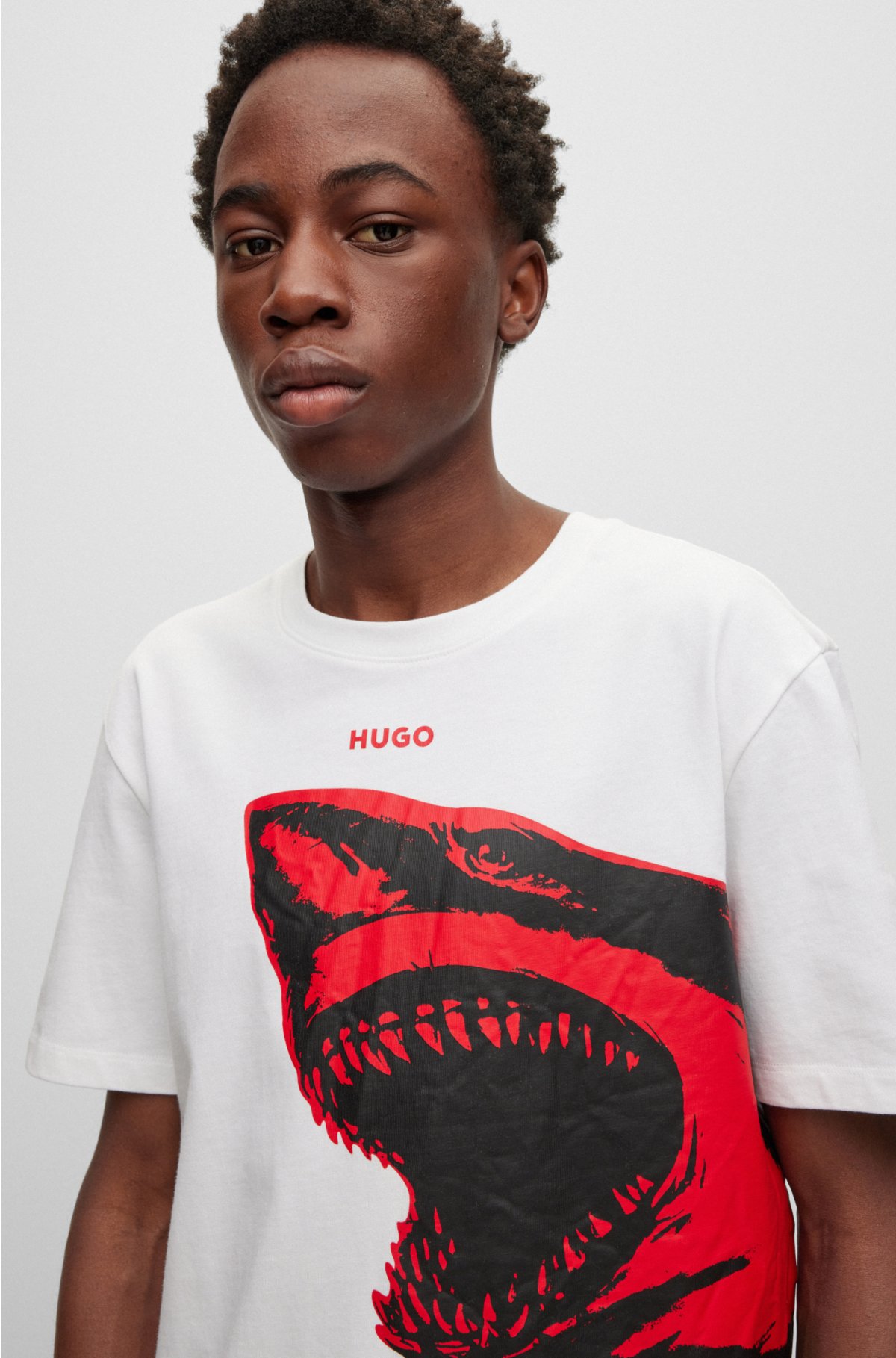 HUGO - Camiseta de punto algodón con tiburón rojo estampado