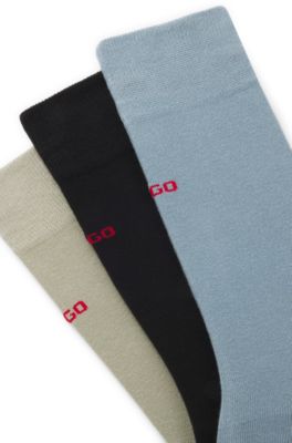 Lot de trois paires de chaussettes de longueur r&eacute;guli&egrave;re avec logos, bleu clair