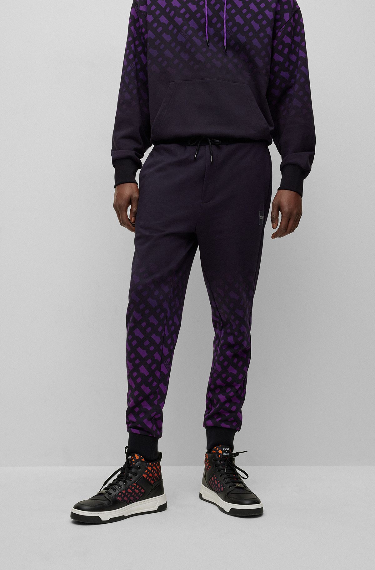 BOSS x Khaby Pantalones de chándal relaxed fit en mezcla de algodón con monogramas en efecto degradado, Púrpura oscuro