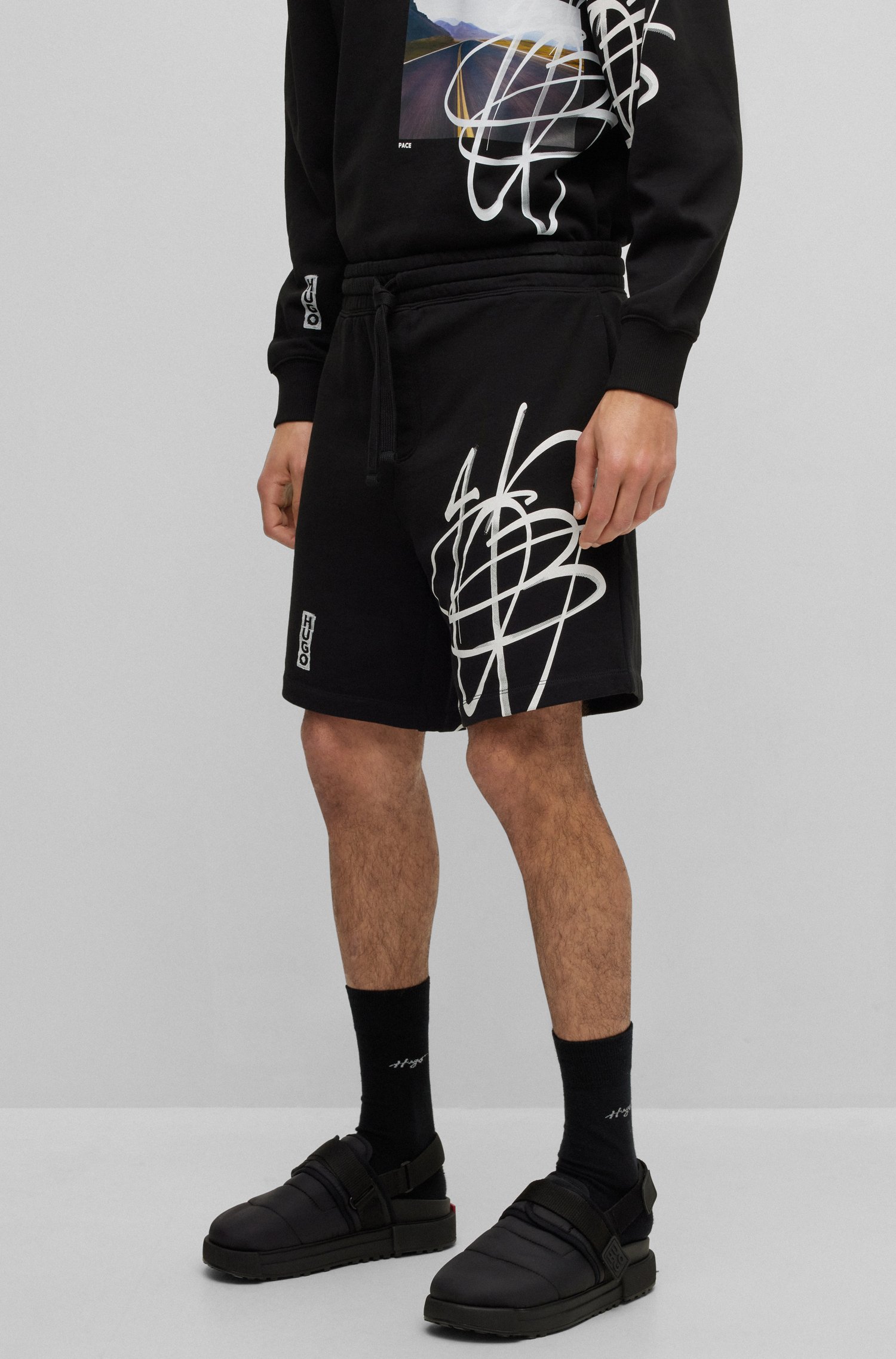 Shorts relaxed fit de algodón con etiqueta logo inspirado en los grafiti